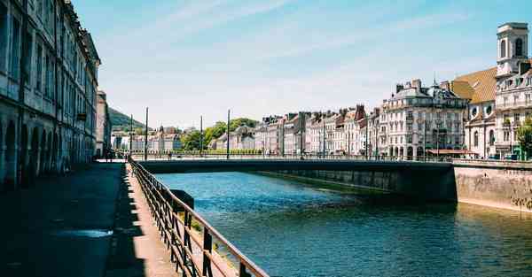 如何制作单位新年宣传片